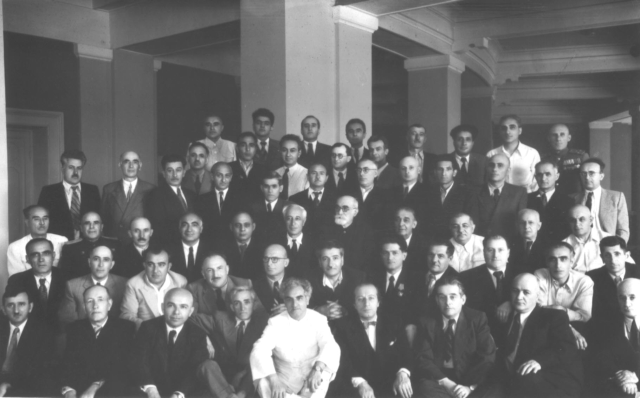 Ե.Քոչարը Ներսիսյան դպրոցի մի խումբ շրջանավարտների հետ, Թիֆլիս, 1940-50-ականներ