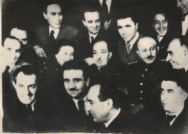 Նեգատիվ՝ լուսանկարի. Ա. Խաչատրյանը հայ արվեստի և գիտության գործիչների հետ