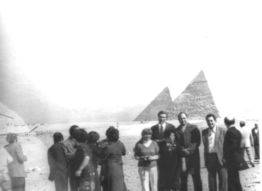 Ե. Քոչարի կինը՝ Մանիկ Մկրտչյանը և մի խումբ մարդիկ Եգիպտոսում՝ բուրգերի ֆոնին, Եգիպտոս, [1970–ականներ]