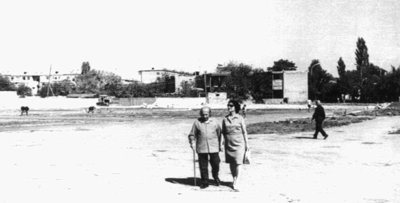 Երվանդ Քոչարը Շաքե Աղազարյանի հետ Էջմիածնում շրջելիս, 1970