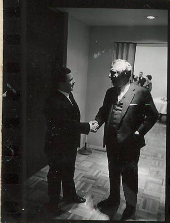 Նեգատիվ՝ լուսանկարի.  Ա. Խաչատրյանը ՄԱԿ-ին առընթեր սովետական ներկայացուցչությունում իր պատվին կազմակերպված ընդունելության ժամանակ 