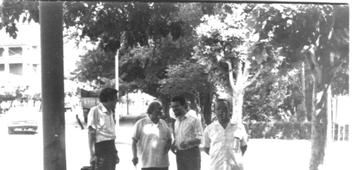 Ե. Քոչարը /ձախից երկրորդը/, Քաջազը /աջից առաջինը/ և երկու այլ տղամարդ փողոցում զրուցելիս, [1960–ականներ]  