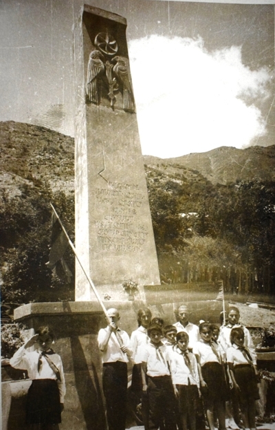 Կապանի Լեռնաձորի  հուշարձան-կոթողը՝  նվիրված Մեծ հայրենականում զոհված համագյուղացիներին 