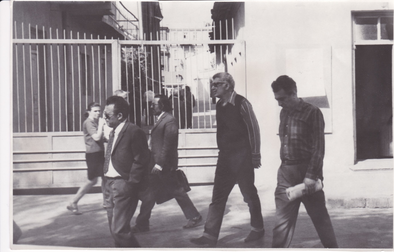 Ռ.Մադոյանը   (ձախից՝առաջինը)  Խ. Աբրահամյանի(աջից՝ երկրորդը)  հետ՝կինոստուդիայի տարածքում