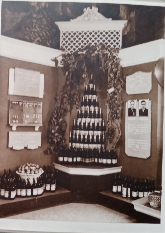 1955թ. գյուղատնտեսական ցուցահանդեսի շամպայն-գինիների կոմբինատի  վահանակը