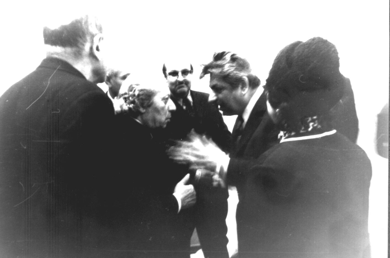 Ե.Քոչարը, Ալբերտ Գասպարյանը  /ակնոցներով/, ակադեմիկոս Ենիկոլոպովը և մի խումբ մարդիկ   «Արևելքի ժողովուրդների արվեստի թանգարանում»  բացված Երվանդ Քոչարի անհատական ցուցահանդեսին, 25 դեկտեմբերի, 1973-19 փետրվարի, 1974