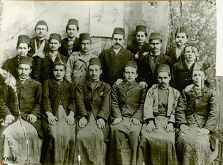 Այնթափցի երիտասարարդներ (I շարքի ձախից առաջինը՝ Հարություն Գյուլեսերյան)
