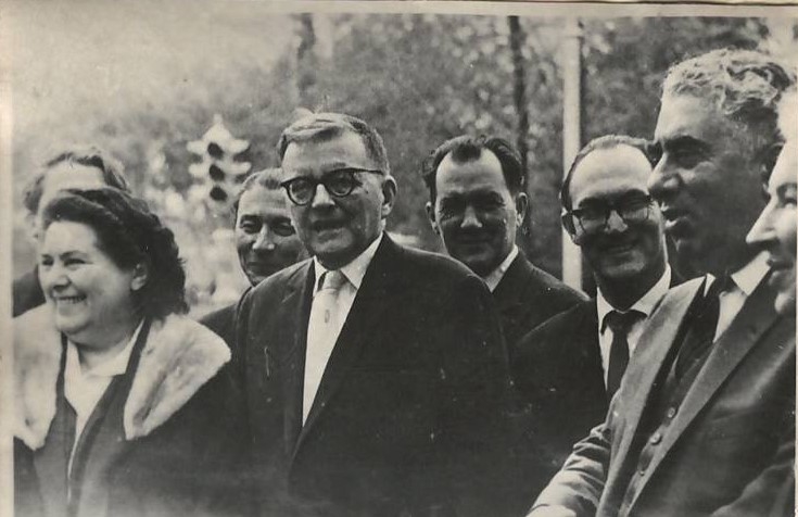 Նեգատիվ՝ լուսանկարի. Ա. Խաչատրյանը կնոջ՝ Ն. Մակարովայի և Դ. Շոստակովիչի հետ 