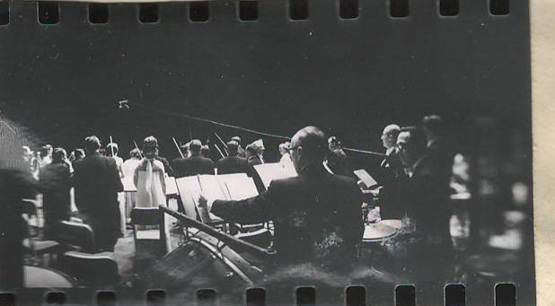 Նեգատիվ՝ լուսանկարի. Ա. Խաչատրյանը Ամերիկայի ազգային սիմֆոնիկ նվագախումբը ղեկավարելիս՝ Նյու Յորքի Քարնեգի Հոլ համերգասրահում