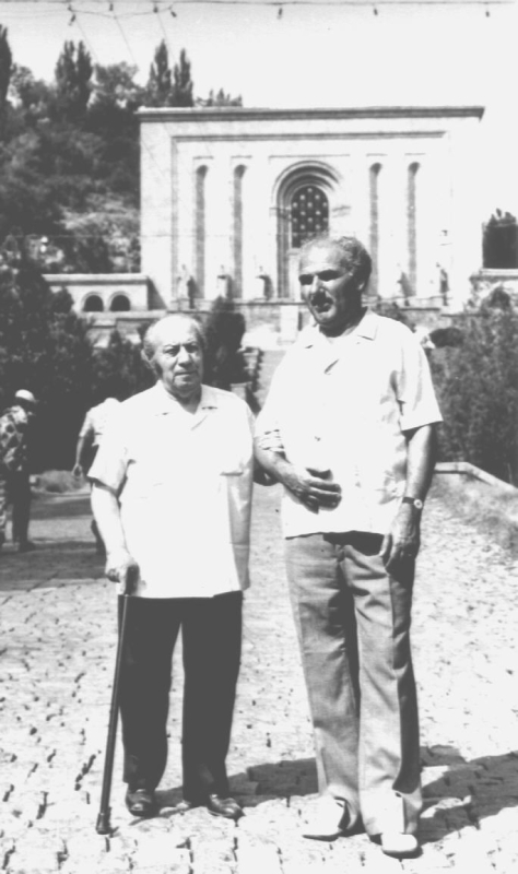 Ե. Քոչարը և Ե. Կարախանյանը Մատենադարանի ֆոնին, Երևան, 1976