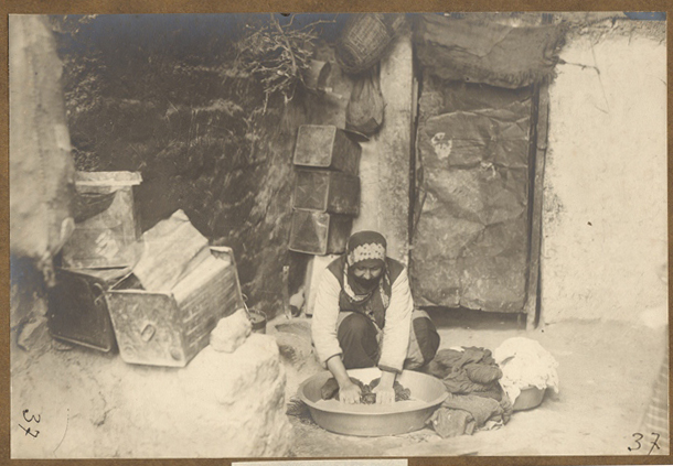 Լվացք անող կին Հալեպի Սուլեյմանիե թաղամասում