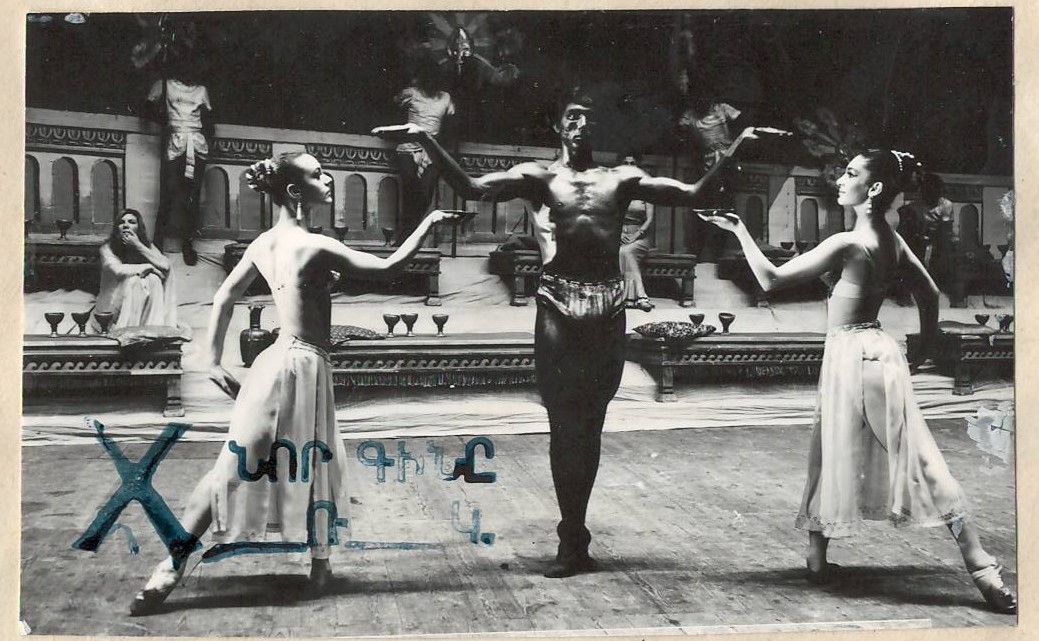Նեգատիվ լուսանկարի` Ա.Խաչատրյանի «Սպարտակ» բալետի երևանյան բեմադրությունից  «Ստրուկի պարը» տեսարանը.