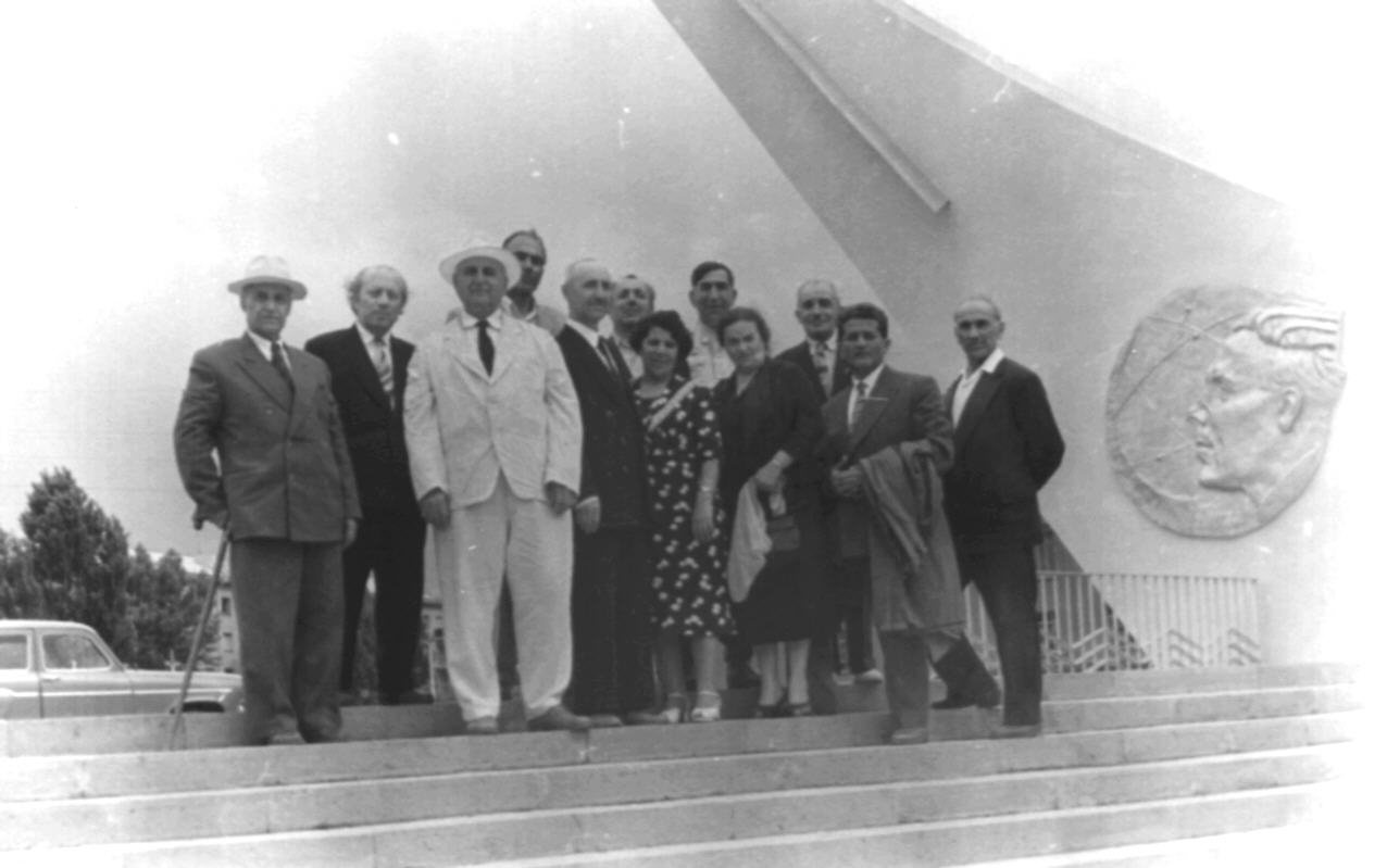 Ե. Քոչարը Ներսիսյան դպրոցի մի խումբ շրջանավարտների հետ, [1950-1960–ականներ]  