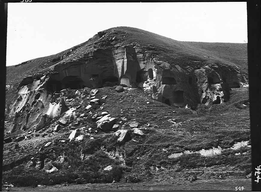 Անի. Տիգրան Հոնենցի վիմափոր դամբարանը և այրեր Ծաղկոցաձորի աջ ափին
