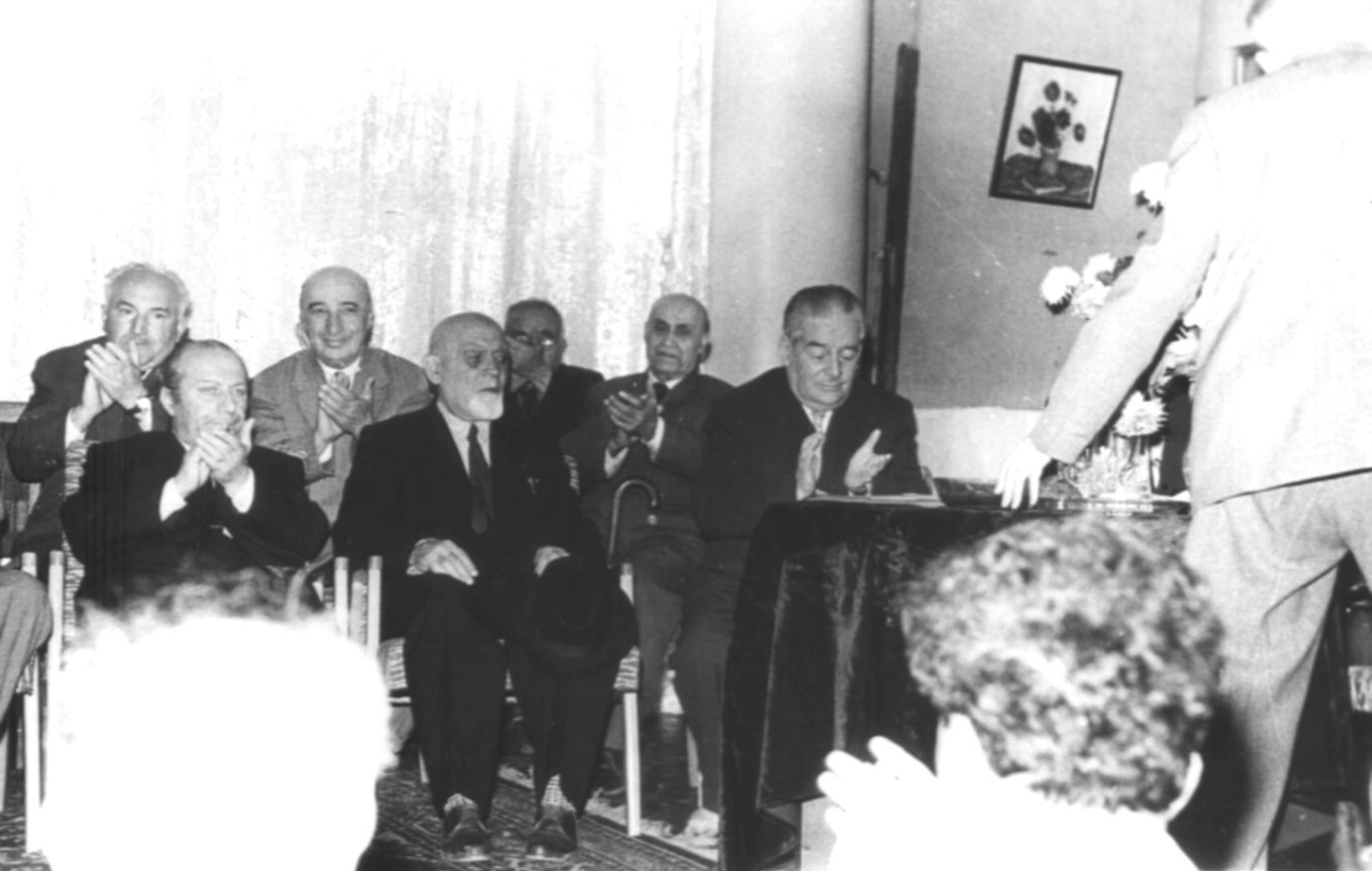 Ե. Քոչարը Ներսիսյան դպրոցի մի խումբ  շրջանավարտների հետ  հավաքույթի  ժամանակ  [1950-1960–ականներ]