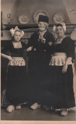Նորջուղայեցի կին (աջ կողմում)
