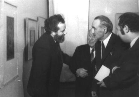 Երվանդ Քոչարը  /ձախից երկրոդը/,  Անաստաս Միկոյանը /ձախից երրորդը/ և այլ անձինք «Արևելքի ժողովուրդների արվեստի  թանգարանում» Քոչարի անհատական ցուցահանդեսի բացման ժամանակ, Մոսկվա, 25 դեկտեմբերի, 1973  
