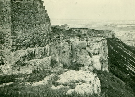 Չուֆուտ-Կալե քարանձավային քաղաքի բերդից և պաշտպանական պարսպից հատված, Բախչիսարայի մոտ (Ղրիմ)