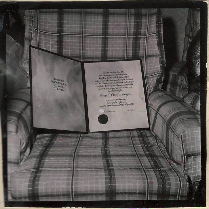Նեգատիվ՝ Ա.Խաչատրյանի  Գերմանիայի Արվեստների ակադեմիայի թղթակից-անդամի դիպլոմի լուսանկարի՝  շնորհված  10 փետր.1961 թ.