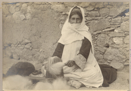 Բուրդ գզող հայ կին
