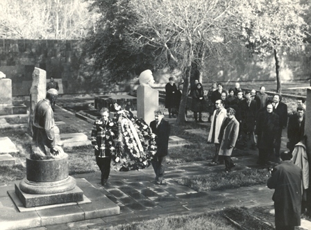 Միրոսլավ Սկորտիկը և Էդվարդ Միրզոյանը ծաղկեպսակ են դնում Կոմիտասի գերեզմանին