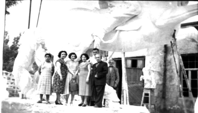 Ե. Քոչարը կնոջ՝ Մանիկի և մի քանի մարդկանց հետ «Սասունցի Դավիթ» արձանի շինհրապարակում, Երևան, 1957 - 58