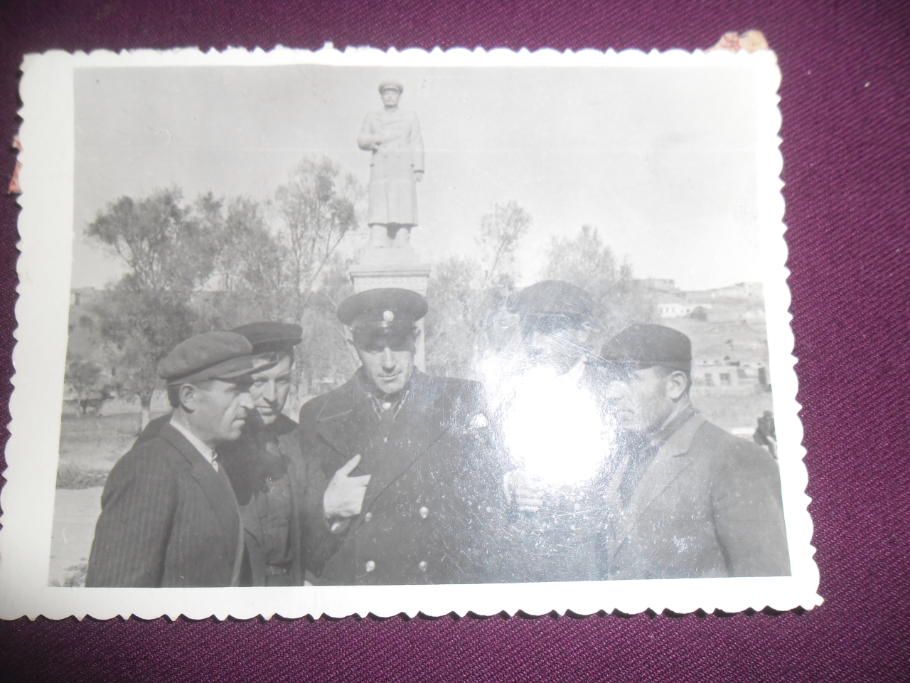 Թադևոս Նիկոլայի Նալբանդյանը (ԽՍՀՄ և ՀԽՍՀ ժուռնալիստների միության անդամ, լրագրող) ընկերների հետ