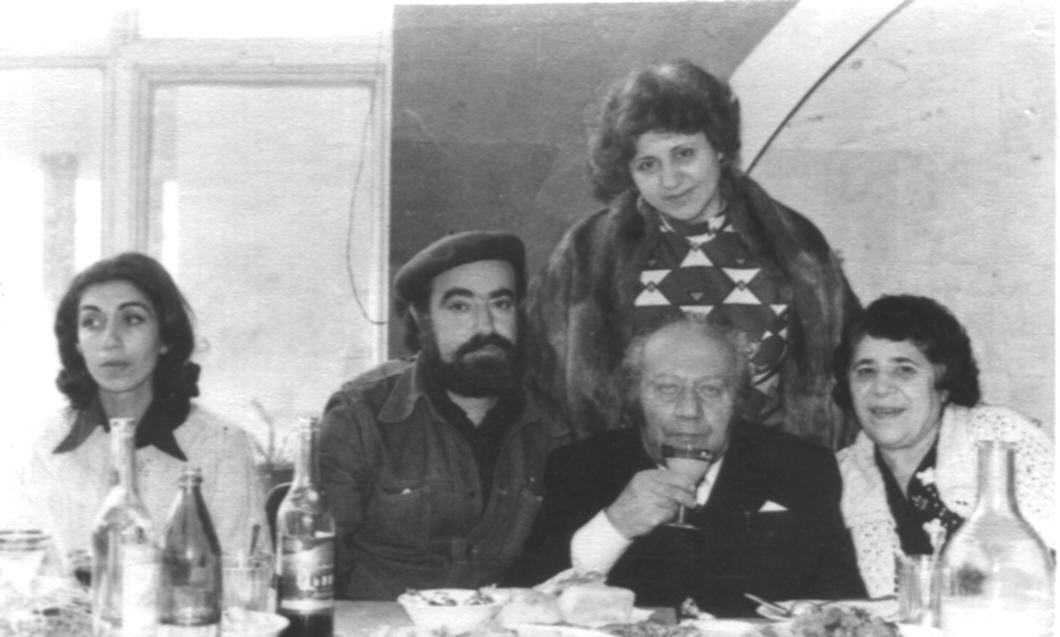 Ե. Քոչարը կնոջ՝ Մանիկ Մկրտչյանի, հաղորդավարուհի Վերա Հակոբյանի և երկու այլ անձանց հետ՝ խնջույքի սեղանի շուրջ, «Նաիրի» հանգստյան տանը, Ծաղկաձոր, 1978 
