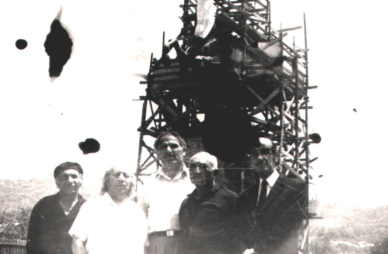 Երվանդ Քոչարը (ձախից երկրոդը) մի խումբ մարդկանց հետ Վարդան Մամիկոնյանի տեղադրվող արձանի  ֆոնին, Երևան, 1974
