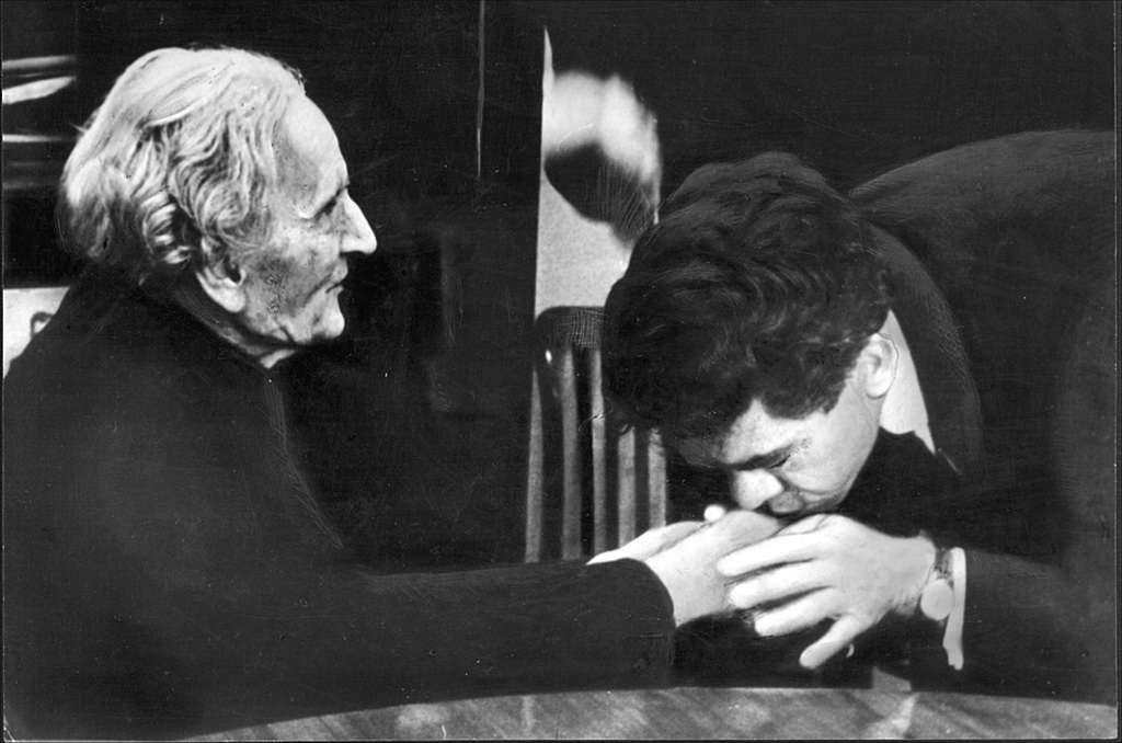 Լուսանկար.Պարույր Սևակը համբուրում է Սարյանի ձեռքերը, 1970 թ.,  (ՄՍՏԹ արխիվ)