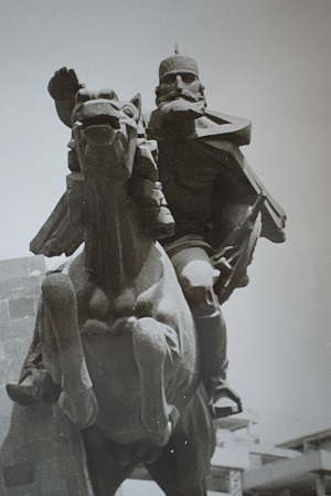 Դավիթ Բեկի արձանը  Կապանի կենտրոնում