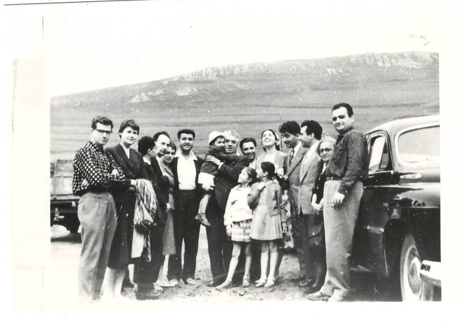 Նեգատիվ՝ լուսանկարի. Ա. Խաչատրյանը  իր ընկերների, ազգականների հետ՝ Դիլիջանի ճանապարհին