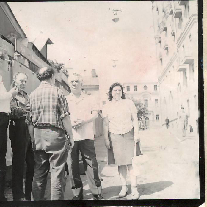 Նեգատիվ՝ լուսանկարի. Ա.Խաչատրյանը  կնոջ՝ Ն.Մակարովայի , երաժշտագետ Ռ.Աթայանի  և ուրիշների  հետ մոսկովյան իր բնակարանի շենքի մոտ   