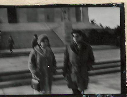 Նեգատիվ՝ լուսանկարի. Նինա Մակարովան (Ա. Խաչատրյանի կինը) որդու՝ Կարենի հետ  Վաշինգտոնում՝ Կապիտոլիումի մոտ