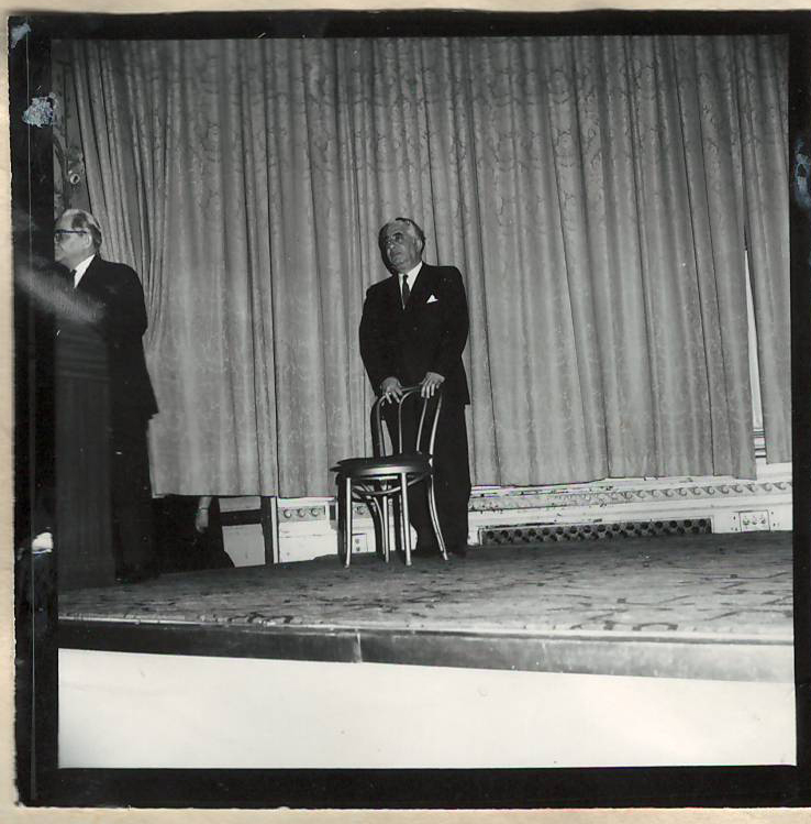Նեգատիվ՝ լուսանկարի.Ա.Խաչատրյանը ՄԱԿ-ի գրասենյակի  դահլիճում՝ բեմի վրա