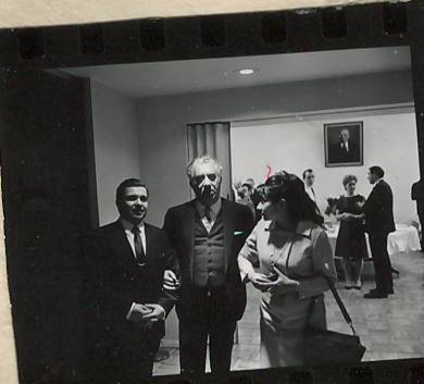 Նեգատիվ՝ լուսանկարի. Ա. Խաչատրյանը թավջութակահարուհի Կարինե Գեորգիանի և այլոց հետ ՄԱԿ-ին առընթեր սովետական ներկայացուցչությունում ընդունելության ժամանակ