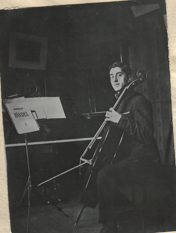 Նեգատիվ՝ լուսանկարի.Ա. Խաչատրյանը  Մոսկվայի Գնեսինների  երաժշտական ուսումնարանում՝  թավջութակ նվագելիս