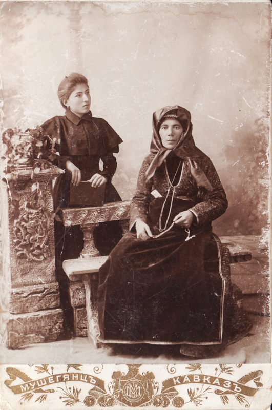 Զուգանկար Նվարդ Ափինյանի և նրա տատիկի