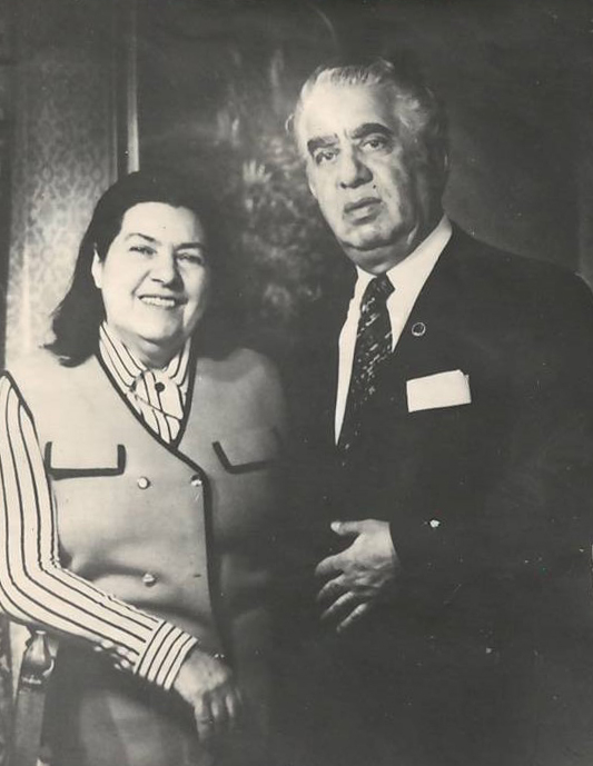 Նեգատիվ՝ լուսանկարի. Ա. Խաչատրյանը կնոջ՝  Ն. Մակարովայի հետ 