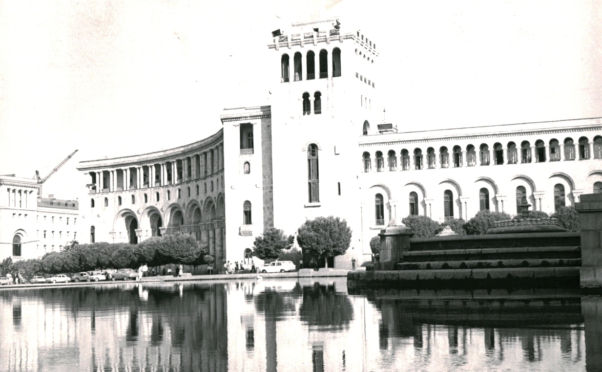 N 2 Կառավարական շենքը  Լենինի հրապարակում(այժմ Հանրապետության հրապարակ)