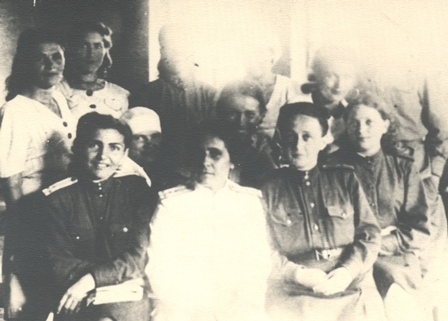 Հայրենական պատերազմի մասնակիցներ (ձախից առաջինը Սիրանուշ Հովհաննիսյանն է) 