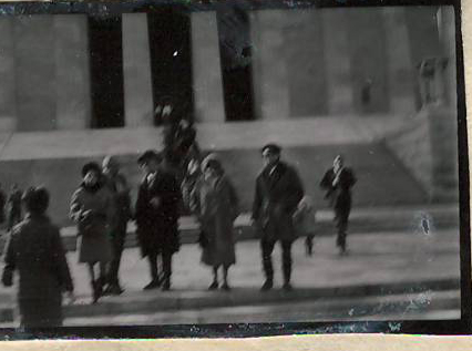 Նեգատիվ՝ լուսանկարի. Ա. Խաչատրյանը կնոջ՝ Ն. Մակարովայի և որդու՝ Կարենի հետ Վաշինգտոնում՝ Կապիտոլիումի մոտ