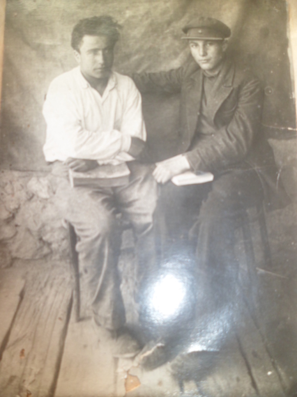   Մկրտիչ Թաթոսի Պետրոսյան  ( Հայրենական պատերազմի մասնակից,բանաստեղծ) և Վաչե Նալբանդյան