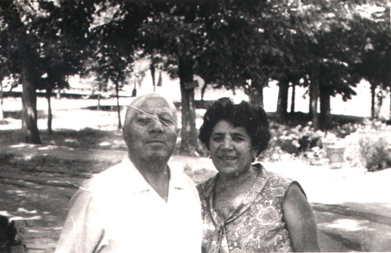 Ե. Քոչարը կնոջ՝ Մանիկի հետ, զբոսայգում, 1975 