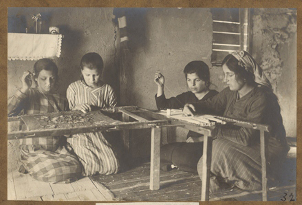 Ասեղնագործող աղջիկներ Հալեպի Սուլեյմանիե թաղամասից