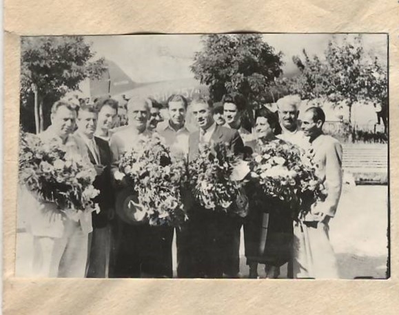 Նեգատիվ ՝լուսանկարի՝  Ա.Խաչատրյանը ազգականների և հայ կոմպոզիտորների հետ  օդանավակայանում 
