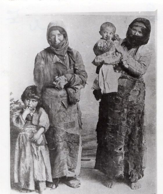 Հայոց ցեղասպանությունից մազապուրծ հայ կանայք՝ երեխաների հետ