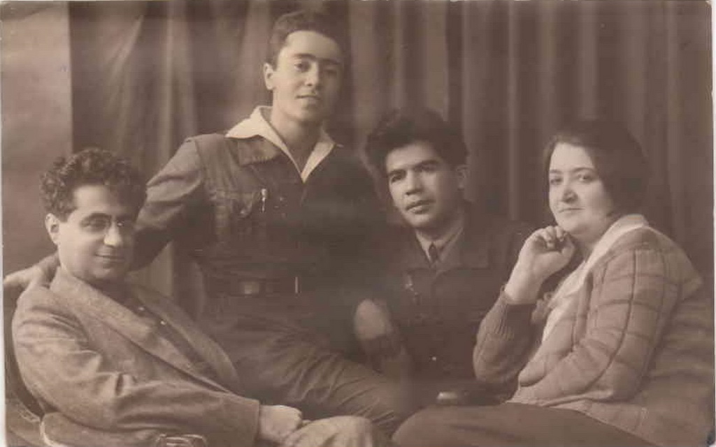 Ձախից աջ՝ Աշոտ Հովհաննիսյան և Զոդյան ընտանիք