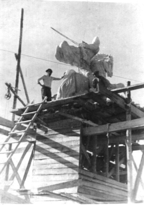 Երկու բանվոր «Սասունցի Դավիթ» արձանի շինհրապարակում