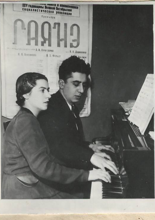 Նեգատիվ՝ լուսանկարի. Ա. Խաչատրյանը կնոջ՝ Ն. Մակարովայի հետ  ռոյալի մոտ, նվագելիս